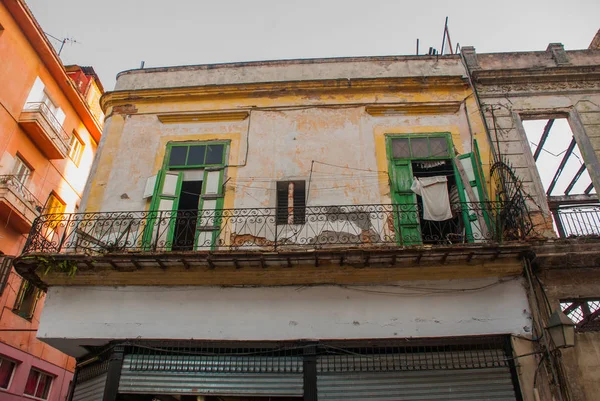 Cena de rua com edifícios tradicionais coloridos no centro de Havana. Cuba — Fotografia de Stock