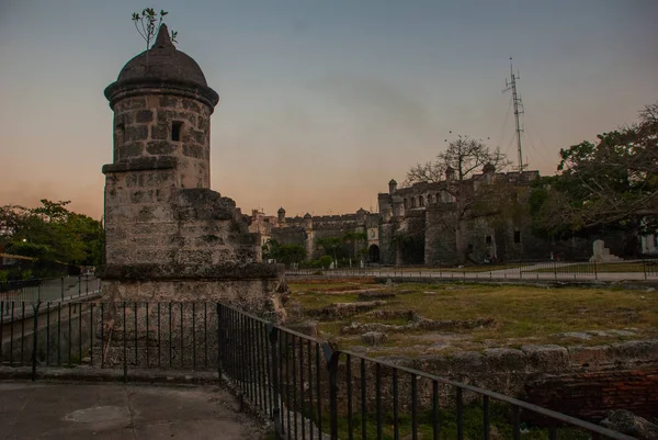 Fortaleza de La Real Fuerza por la noche. Castillo de la Real Fuerza - Habana Vieja, Cuba — Foto de Stock