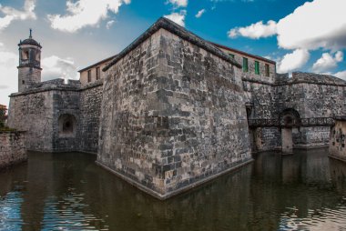 Castillo de la gerçek Fuerza. Eski Kalesi Kale hendeği su ile birlikte kraliyet gücünün. Havana, Küba.