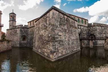 Castillo de la gerçek Fuerza. Eski Kalesi Kale hendeği su ile birlikte kraliyet gücünün. Havana, Küba.
