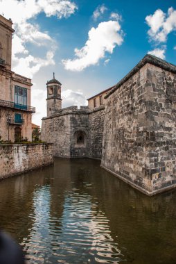 Castillo de la gerçek Fuerza. Eski Kalesi Kale hendeği su ile birlikte kraliyet gücünün. Havana, Küba.