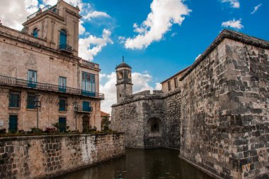 Castillo de la gerçek Fuerza. Eski Kalesi Kale hendeği su ile birlikte kraliyet gücünün. Havana, Küba.