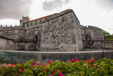 Castillo de la gerçek Fuerza. Eski Kalesi kale kırmızı renklerle Kraliyet kuvvetleri ve çiçek yatak. Havana, Küba.