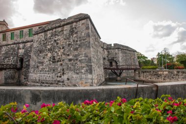 Castillo de la gerçek Fuerza. Eski Kalesi kale kırmızı renklerle Kraliyet kuvvetleri ve çiçek yatak. Havana, Küba.