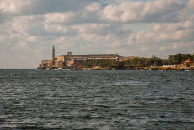 Castillo Del Morro deniz feneri Havana'da. Malecón waterfront görüntüleyin. Eski kale Küba