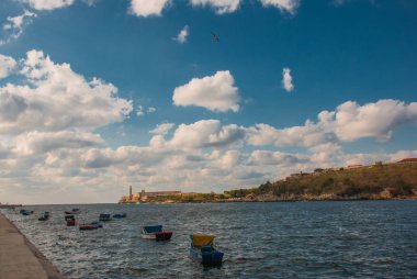 Castillo Del Morro deniz feneri Havana'da. Limanda Malecón su ve deniz araçları üzerinden görüntüleyin. Eski kale Küba