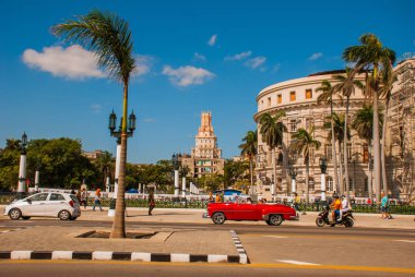 Capitolio Nacional, El Capitolio. Eski klasik retro otomobil ve motosiklet geliyor. Havana. Küba