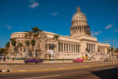 Capitolio Nacional, El Capitolio. Eski klasik retro arabalar geliyor. Havana. Küba