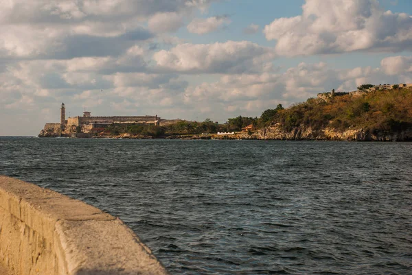 Castillo Del Morro fyren i Havanna. Visa från Malecon waterfront. Den gamla fästningen Kuba — Stockfoto