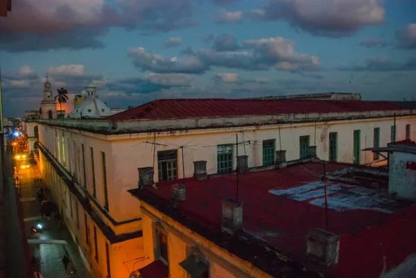 Nattlandskap. Ovanifrån över gatan och katedralen. Havanna. Kuba — Stockfoto