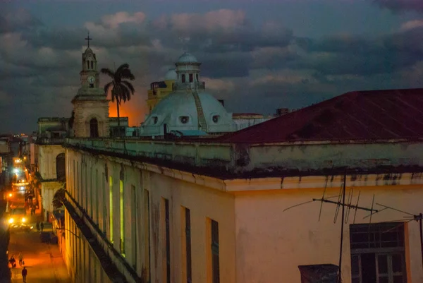 Paisagem noturna. Vista superior da rua e da Catedral. Havana. Cuba — Fotografia de Stock