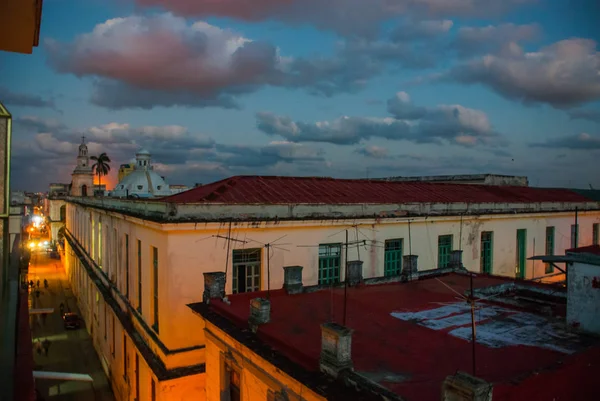 Paesaggio notturno. Vista dall'alto della strada e della Cattedrale. L'Avana. Cuba — Foto Stock