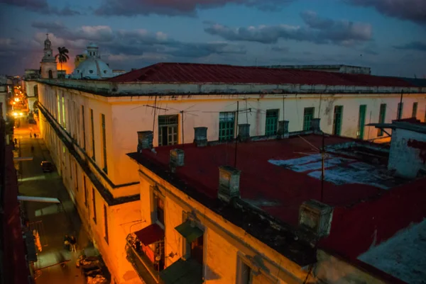 Noční krajina. Pohled shora na ulici a katedrály. Havana. Kuba — Stock fotografie