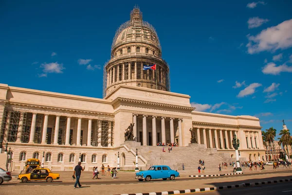Capitolio του Nacional, Capitolio του Ελ. Παλιό κλασικό ρετρό αυτοκίνητα είναι στο δρόμο. Αβάνα. Κούβα — Φωτογραφία Αρχείου