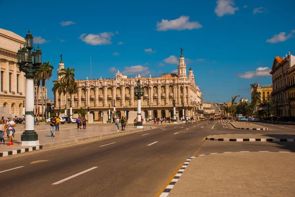 Wielki Teatr w Hawanie, w piękny słoneczny dzień. Kuba — Zdjęcie stockowe