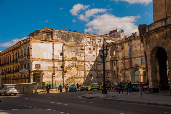 The road and the street in front of the Capitol Nacional, El Capitolio. Havana. Cuba — Stock Photo, Image