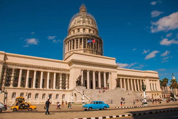 Capitolio Nacional, El Capitolio. Stare samochody retro klasyczne są na drodze. Hawana. Kuba Zdjęcia Stockowe bez tantiem