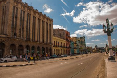 Yolun ve Capitol Nacional, El Capitolio önüne. Havana. Küba