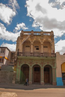 Mavi gökyüzü arka plan bulutlar ile duvarda klasik evde. Küba