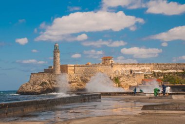 Deniz kenarındaki sete Castillo Del Morro feneri Havana'da yakın isabet fırtınalı dalgalar. Eski kale Küba