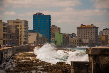Dalgalar sıçraması. Malecón mesire şehre görüntüleyin. Küba. Havana.