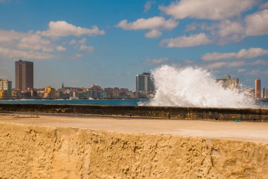 Dalgalar sıçraması. Malecón mesire şehre görüntüleyin. Küba. Havana.