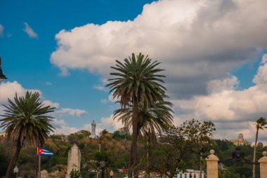 Küba bayrağı ve bağlantı noktasını ve Havana Körfezi'ne bakan bir tepe üzerinde İsa heykeli.