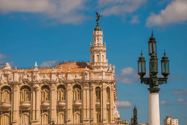 El Gran Teatro y la linterna de primer plano sobre el fondo azul del cielo. La Habana. Cuba — Foto de Stock