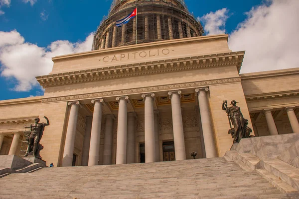 Capitolio Nacional, El Capitolio. Lépcsőn az épület bejáratánál. Havanna. Kuba — Stock Fotó