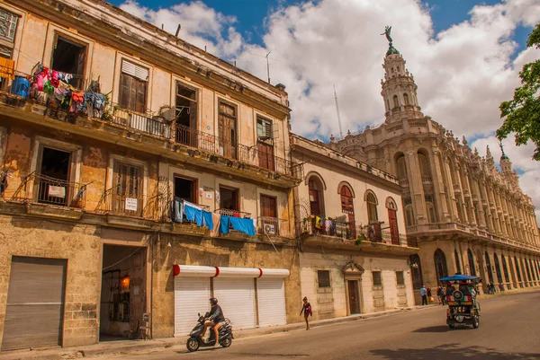 El Gran Teatro de La Habana en un hermoso día soleado. Cuba — Foto de Stock