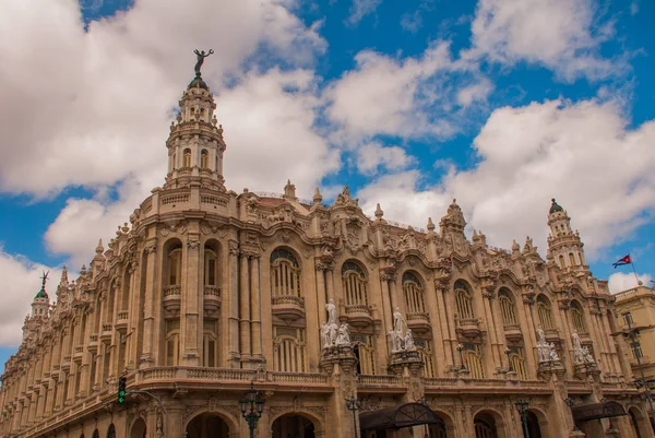 El Gran Teatro de La Habana en un hermoso día soleado. Cuba — Foto de Stock