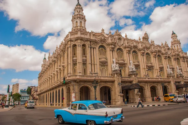 Το μεγάλο θέατρο της Αβάνας σε μια όμορφη ηλιόλουστη μέρα. Μπλε αυτοκίνητο ρετρό ενιαία στο δρόμο Κούβα — Φωτογραφία Αρχείου