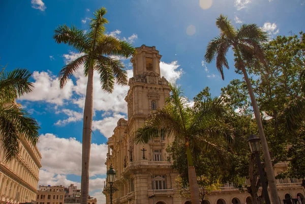 美しい晴れた日にハバナの素晴らしい劇場。キューバ — ストック写真