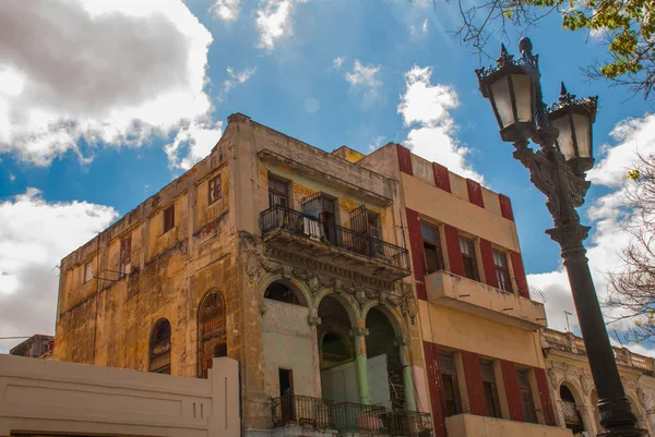 Casa clásica con arcos sobre fondo azul cielo con nubes. Cuba — Foto de Stock
