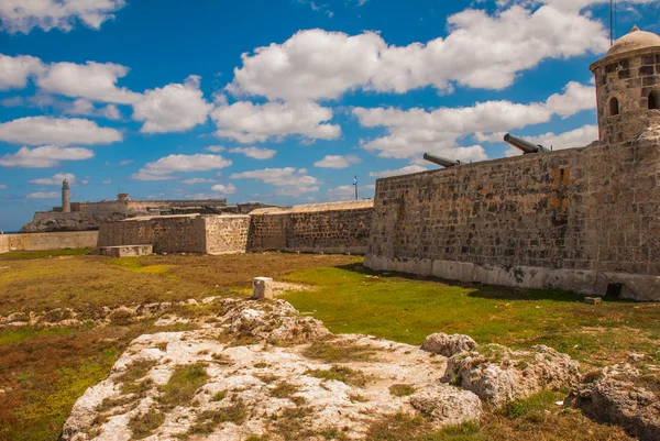 The old colonial castle of San Salvador de la Punta. The Castillo Del Morro lighthouse in Havana. The old fortress Cuba — Stock Photo, Image
