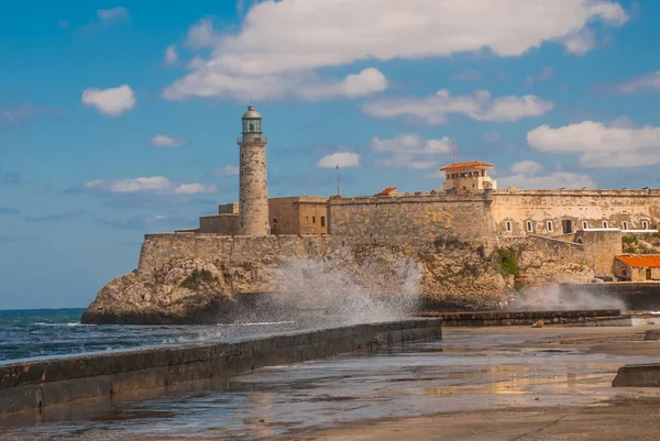 Stormachtige golven slaan de zeewering in de buurt van The Castillo Del Morro vuurtoren in Havana. Het oude fort van Cuba — Stockfoto