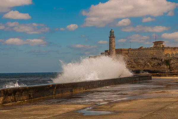 Stormande vågor slår pir nära The Castillo Del Morro fyr i Havanna. Den gamla fästningen Kuba — Stockfoto