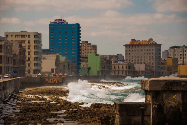 Salpicaduras de olas. Vista desde el paseo marítimo de Malecón hasta la ciudad. Cuba. La Habana . —  Fotos de Stock