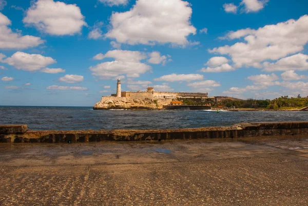 Castillo Del Morro fyren i Havanna. Den gamla fästningen Kuba — Stockfoto