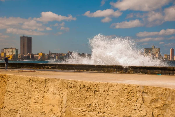 Splash di onde.Vista dal lungomare Malecon alla città. Cuba. L'Avana . — Foto Stock