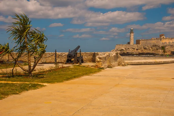 W starym kolonialnym zamku San Salvador de la Punta. Pistolet na ścianach zniszczony. Latarni Castillo Del Morro. Hawana, Kuba. — Zdjęcie stockowe