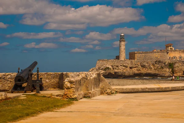 Den gamla koloniala slottet San Salvador de la Punta. Gun på väggarna av den förstörda. Castillo Del Morro fyr. Havanna, Kuba. — Stockfoto