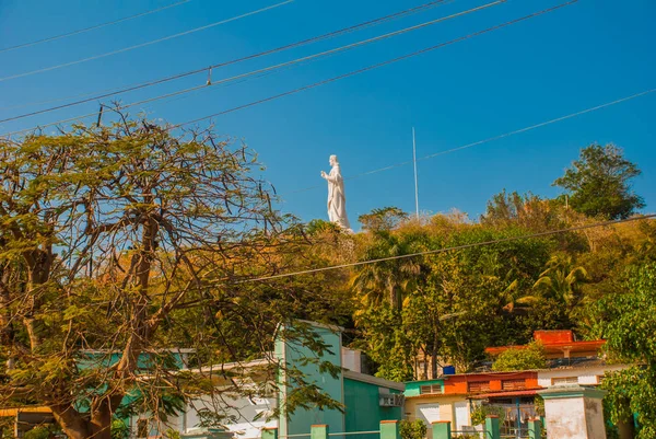 Christus van Havana is een standbeeld door Jilma Madera met uitzicht op de baai in Havana, Cuba. — Stockfoto