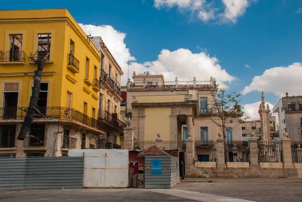 Ancien bâtiment avec colonnes sur la reconstruction. La Havane, Cuba . — Photo