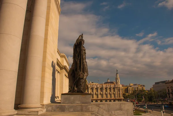 Capitolio Nacional, El Capitolio. Widok z góry z ulicy naprzeciwko, kolumny i rzeźby budynku. Hawana. Kuba — Zdjęcie stockowe