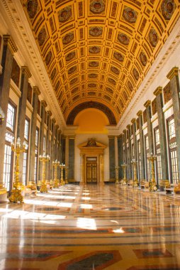 Capitolio Nacional, El Capitolio. Lambaları aydınlatma ile binanın iç, büyük pencerelerden ışık geliyor. Havana. Küba