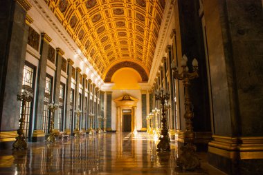 Capitolio Nacional, El Capitolio. Lambaları aydınlatma ile binanın iç, büyük pencerelerden ışık geliyor. Havana. Küba