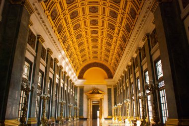 Capitolio Nacional, El Capitolio. Lambaları aydınlatma ile binanın iç, büyük pencerelerden ışık geliyor. Havana. Küba