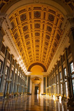 Capitolio Nacional, El Capitolio. Lambaları aydınlatma ile binanın iç, büyük pencerelerden ışık geliyor. Havana. Küba