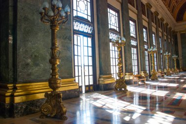 Capitolio Nacional, El Capitolio. Lambaları aydınlatma ile binanın iç, büyük pencerelerden ışık geliyor. Havana. Küba